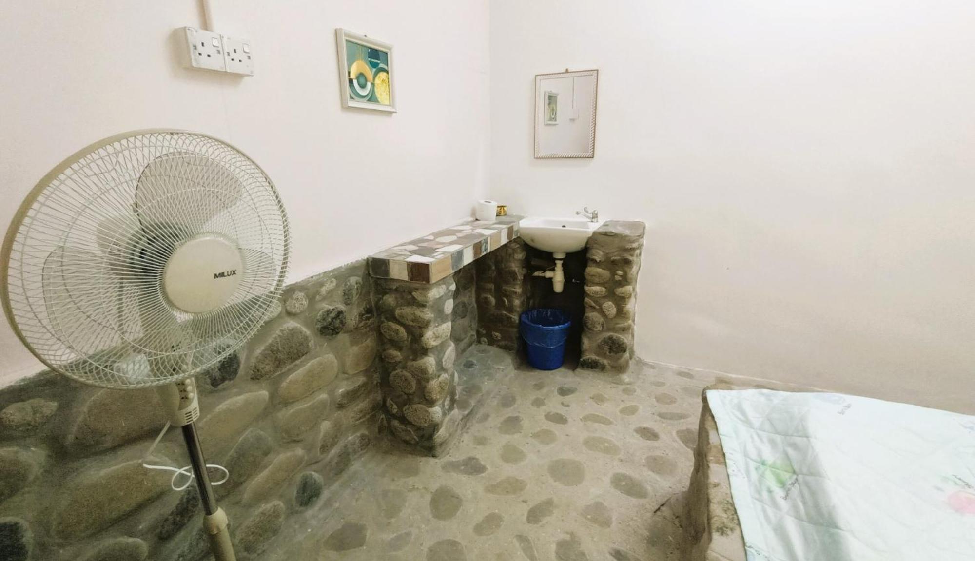 Oyo Home 90491 Flinstone Lodge コタキナバル エクステリア 写真